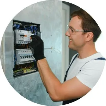 Manutenção Elétrica Predial em Santo André SP — eletricista qualificado realizando inspeção preventiva em quadros e fiações para evitar curtos e garantir o funcionamento do edifício. Manutenção Elétrica Predial em Santo André SP — eletricista qualificado realizando inspeção preventiva em quadros e fiações para evitar curtos e garantir o funcionamento do edifício.