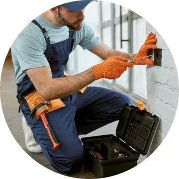 Eletricista 24h Emergencial em Santo André – Atendimento Urgente Eletricista 24h emergencial em Santo André realizando reparo urgente no quadro elétrico