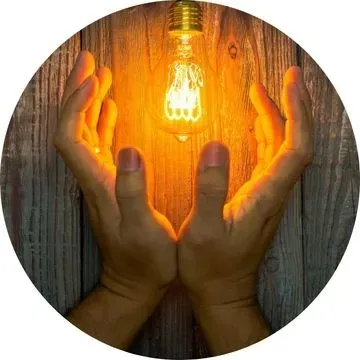 Eletricista para Apagão em Santo André – Atendimento 24h Eletricista para apagão em Santo André realizando manutenção no quadro elétrico