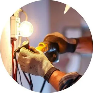 Eletricista para Falta de Luz Urgente em Santo André – Atendimento 24h Eletricista para falta de luz urgente em Santo André realizando reparo no quadro elétrico